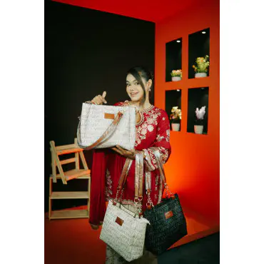 VIFN Tote Bag (Off-W...